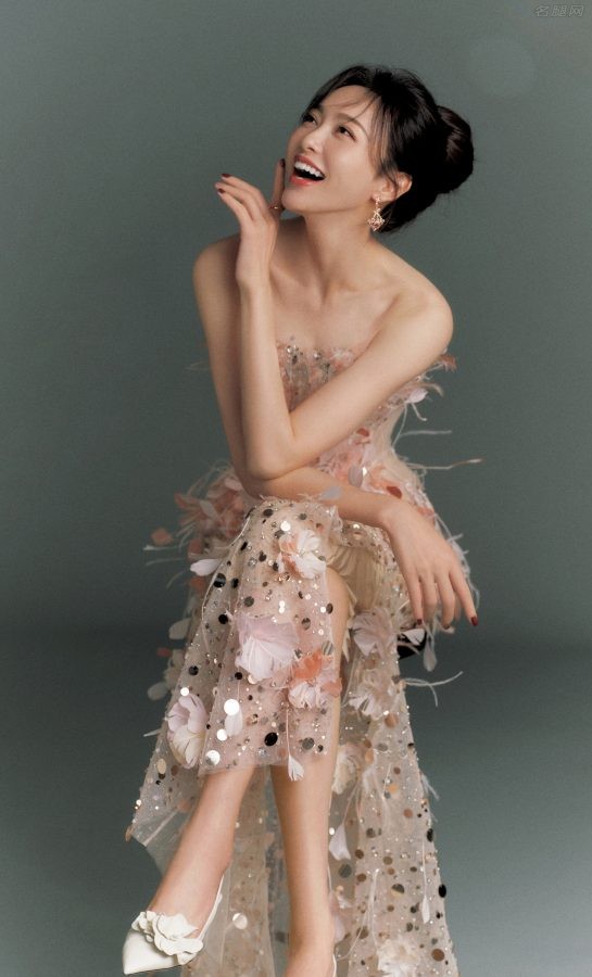 美女明星唐嫣香肩玉臂乳此迷人(1/6)