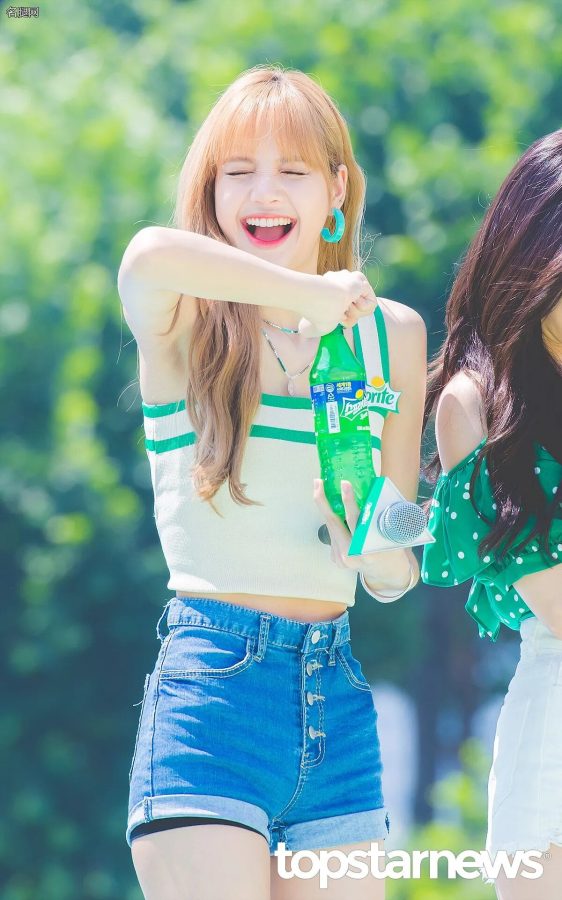 BLACKPINK LISA、金智秀、朴彩英、金珍妮四双完美长腿代言雪碧(17/28)