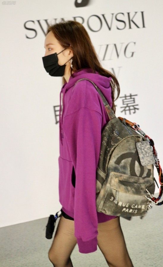 孟佳穿紫色卫衣长腿裹黑丝袜现身机场(3/3)