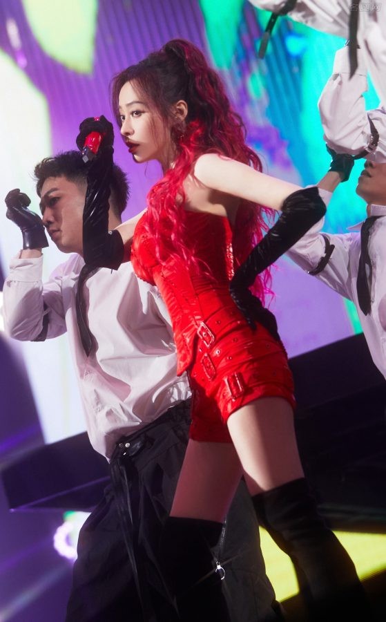 张靓颖演唱会装扮成黑尾狐妖穿长靴秀美大腿(90/98)