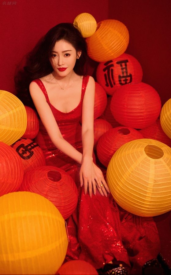 张天爱喜庆一套写真低胸红裙秀事业线(2/10)