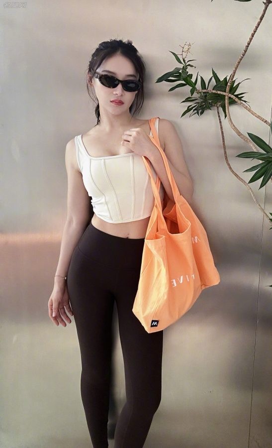 美女演员袁姗姗穿紧身瑜伽裤大秀好身材(6/8)