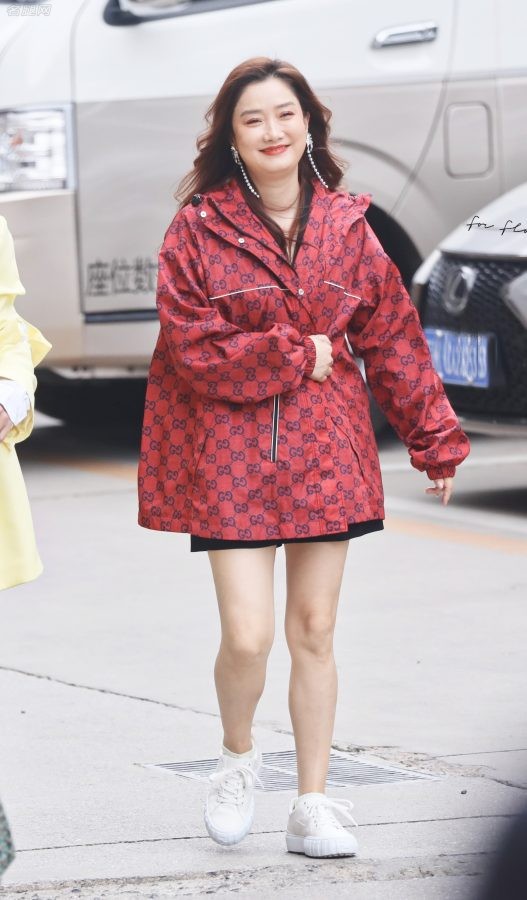 凤凰传奇杨魏玲花光腿街拍照(2/7)