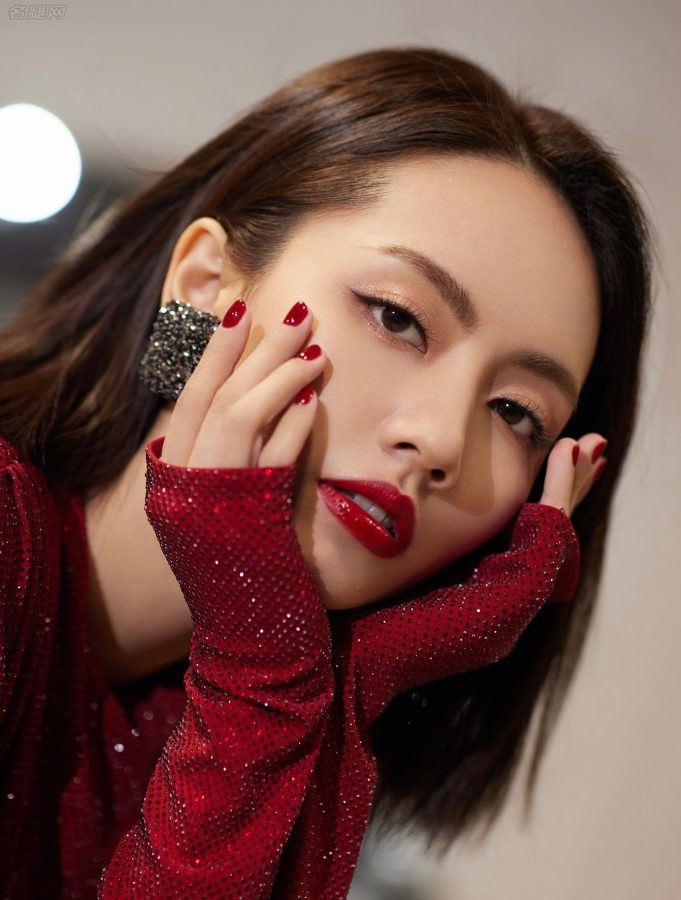《天赐的声音》刘惜君身着修身开衩裙凉高跟鞋内美足白皙无瑕(3/3)