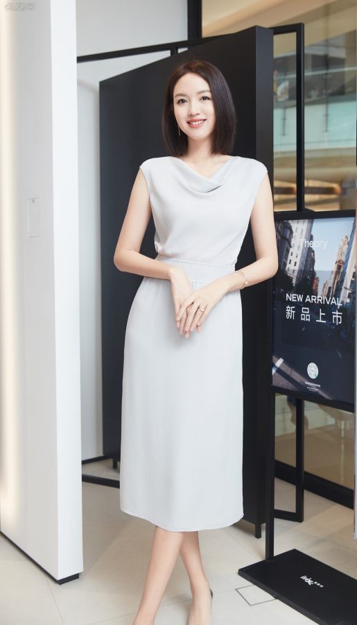 张梓琳身着桑蚕丝连衣裙现身深圳万象城气质大气端庄(4/5)