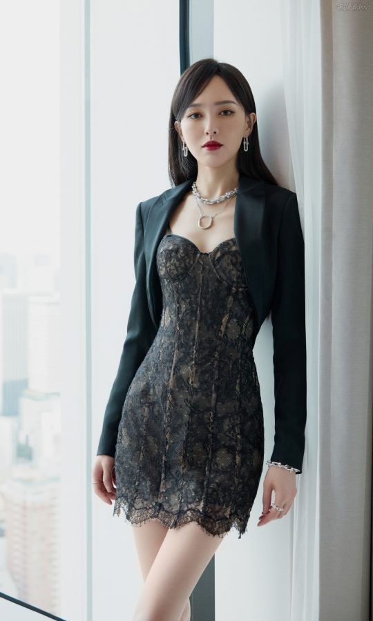 唐嫣穿低胸蕾丝小短裙参加蒂凡尼东京活动生图，后面写真眼神超顶多放几张(5/10)