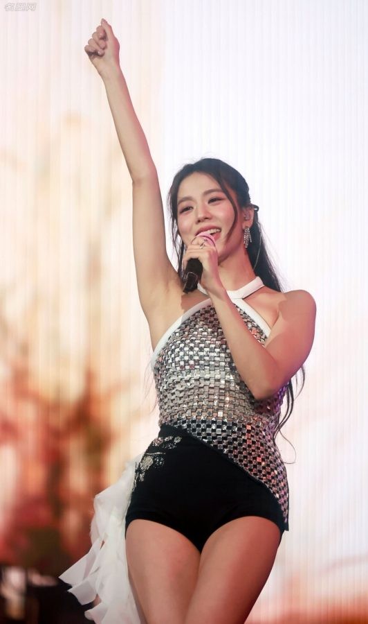 BLACKPINK金智秀演唱会上大秀美腿（第4张/共4张）