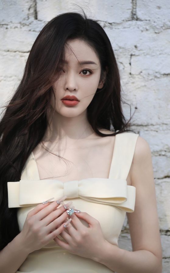 美艳的女星张天爱玉腿纤细肌肤雪白(3/4)