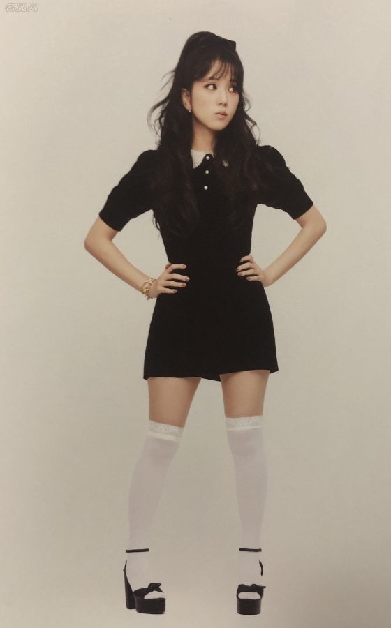 Jisoo金智秀腿穿白色短筒袜踩粗跟凉鞋满满的少女感(2/3)