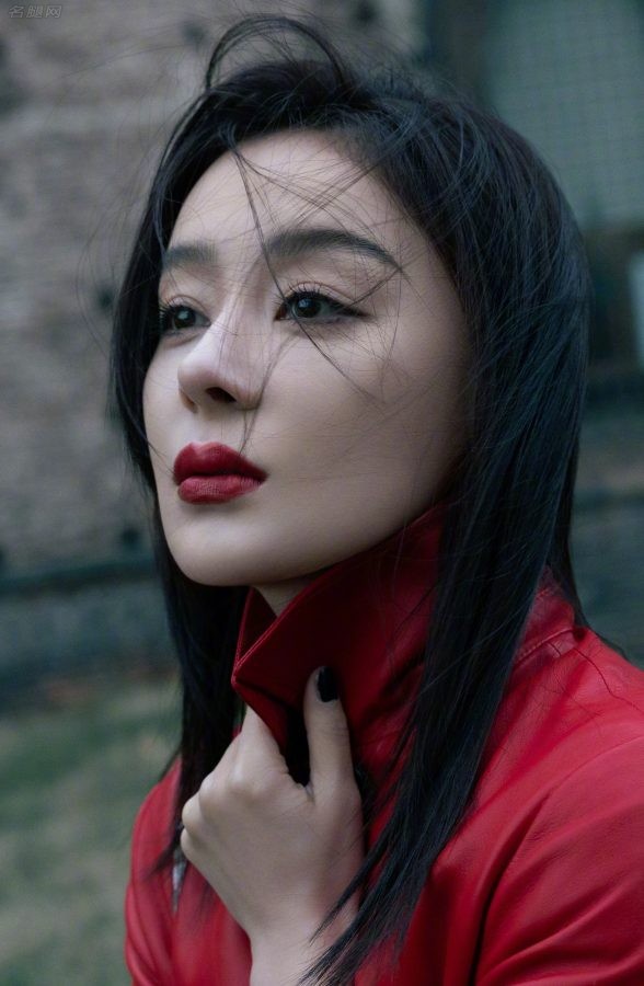 袁姗姗现身米兰穿红色皮衣美腿穿长靴又美又飒(3/9)