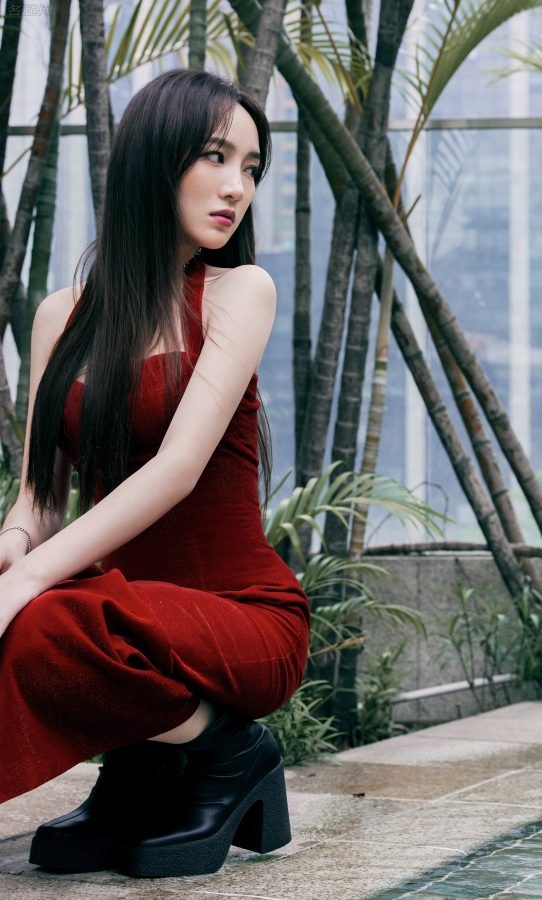 孟佳穿低胸露背红裙撩动你的心弦(2/6)