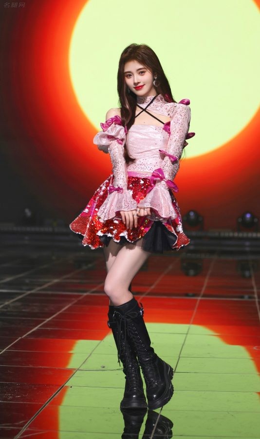 鞠婧祎美腿短靴演出纤细长腿迷倒众生(1/8)