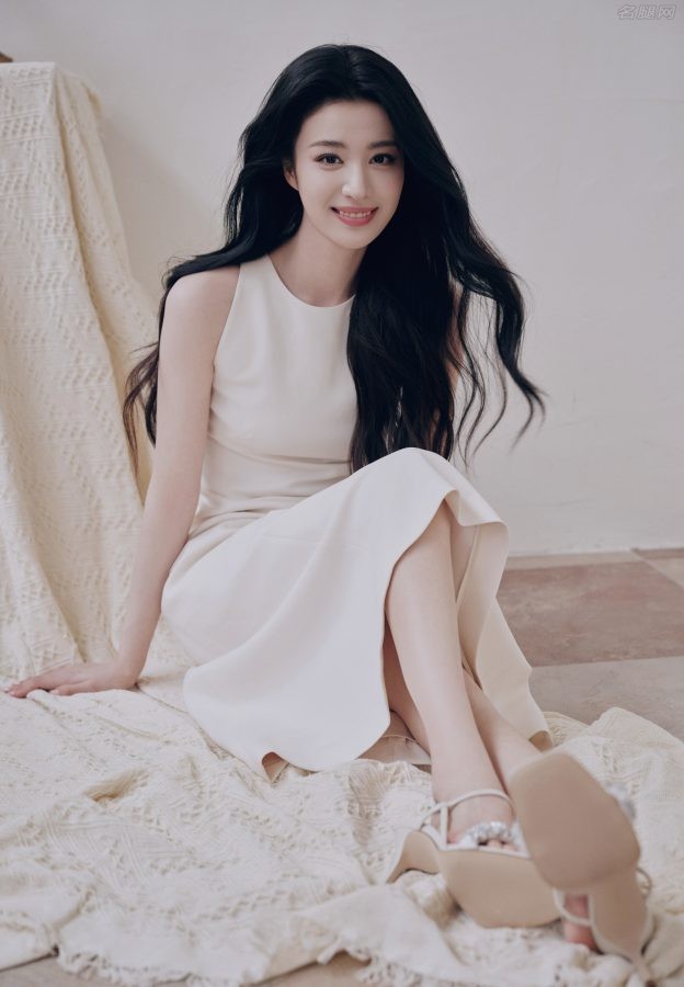 王楚然白色纯美写真，一条洁白连衣裙玉腿美足晶莹无瑕(1/6)