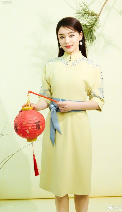 袁姗姗穿国风长裙展露古典韵味(2/3)