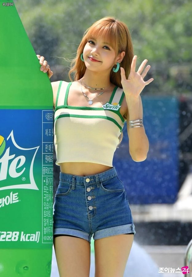 BLACKPINK LISA、金智秀、朴彩英、金珍妮四双完美长腿代言雪碧(28/28)