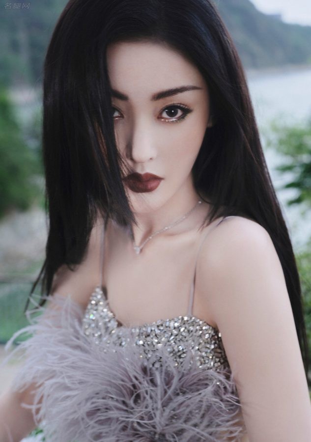 张天爱身穿吊带开衩裙抬起自己纤细的美腿(3/4)