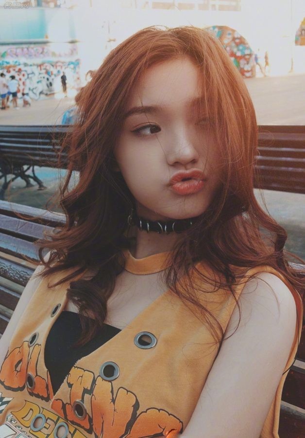 青春靓丽的滑板女孩林允白白的长腿(4/6)