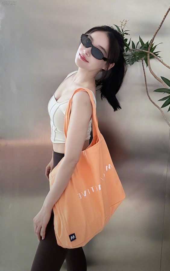 美女演员袁姗姗穿紧身瑜伽裤大秀好身材(7/8)