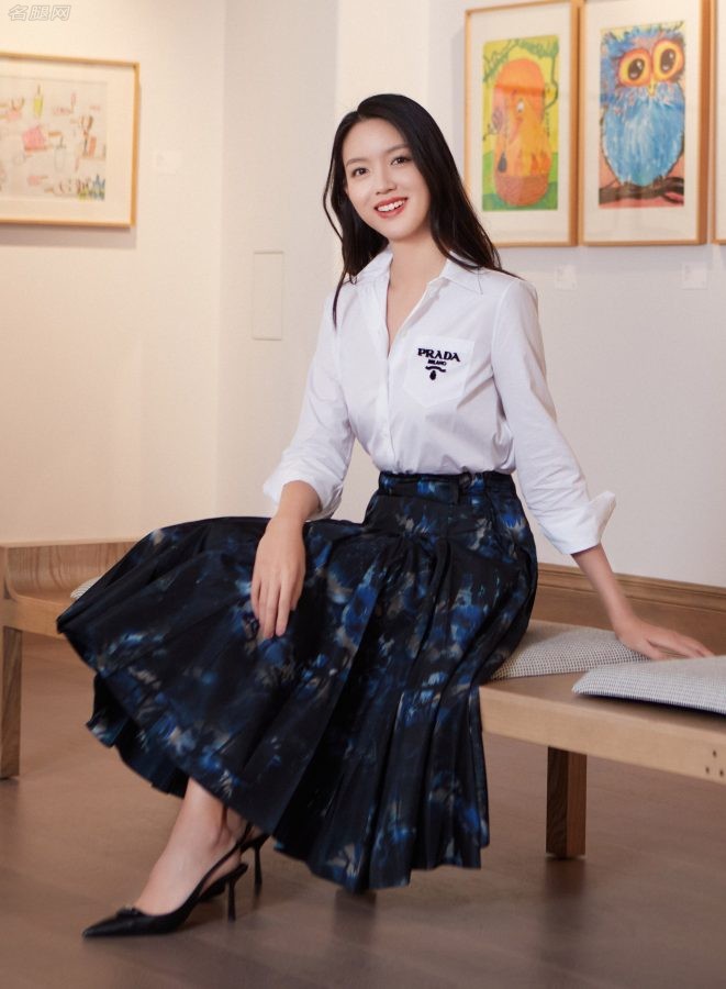 张梓琳在在海边开画展细腿高跟高雅气质(3/6)