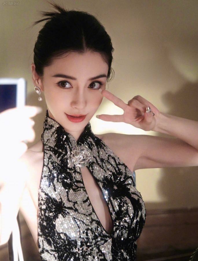 Angelababy出席上海时装周穿胸部开窗礼服秀沟(14/17)