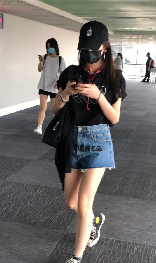 孟佳机场牛仔短裙下纤细的美腿(1/3)