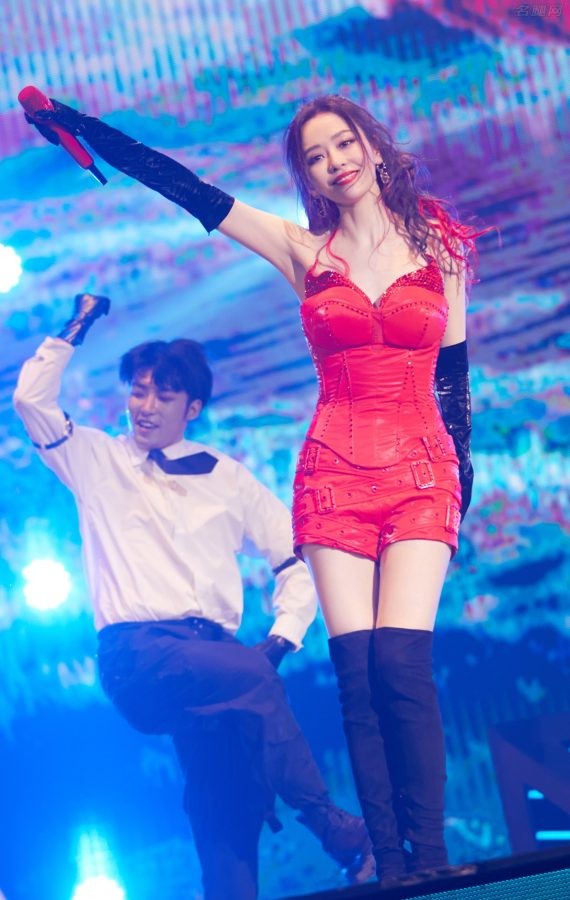 张靓颖演唱会装扮成黑尾狐妖穿长靴秀美大腿(79/98)