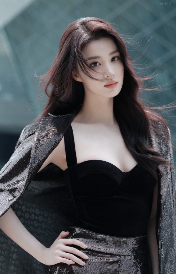 王楚然灰色西装外套搭配黑色吊带低胸尽显女性魅力(1/16)