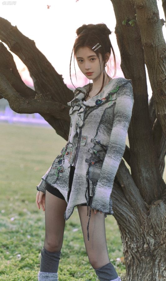 鞠婧祎停车场里帅气穿搭，大腿穿黑丝这你受得了吗(4/5)