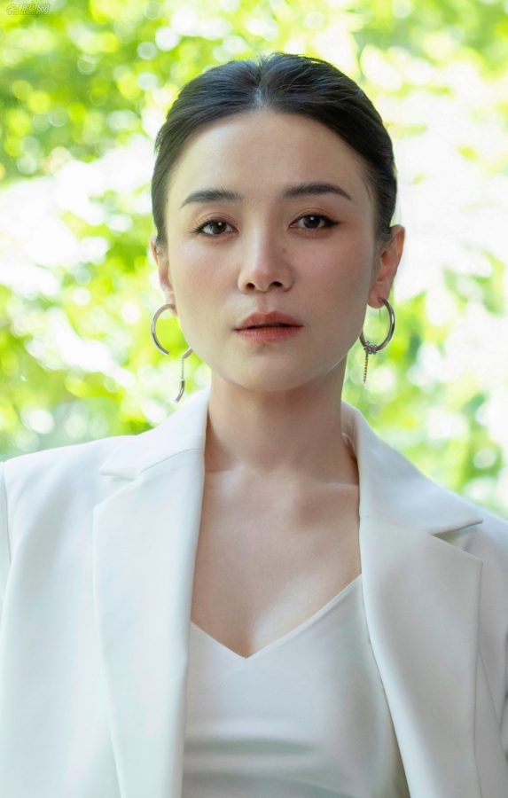 优雅成熟美女宋佳不穿鞋露出精致的美脚丫(4/4)