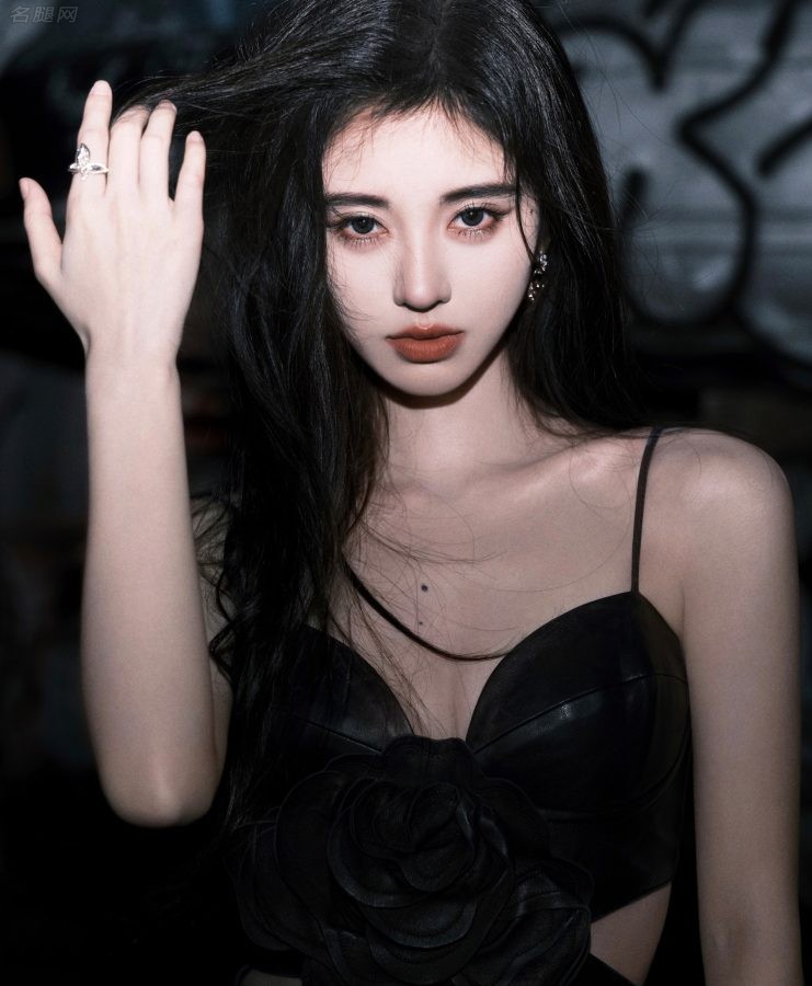 暗夜系美少女鞠婧祎穿低胸吊带裙高跟皮靴美腿白细(8/8)