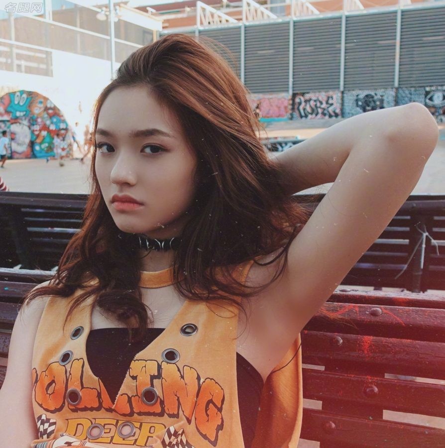 青春靓丽的滑板女孩林允白白的长腿(5/6)