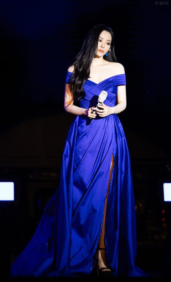 Jane Zhang wears a royal blue satin dress with half of her beautiful legs exposed(8/9)