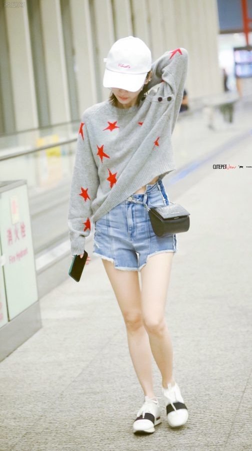 身材娇小的女明星王子文穿牛仔热裤露出纤细白腿(4/7)