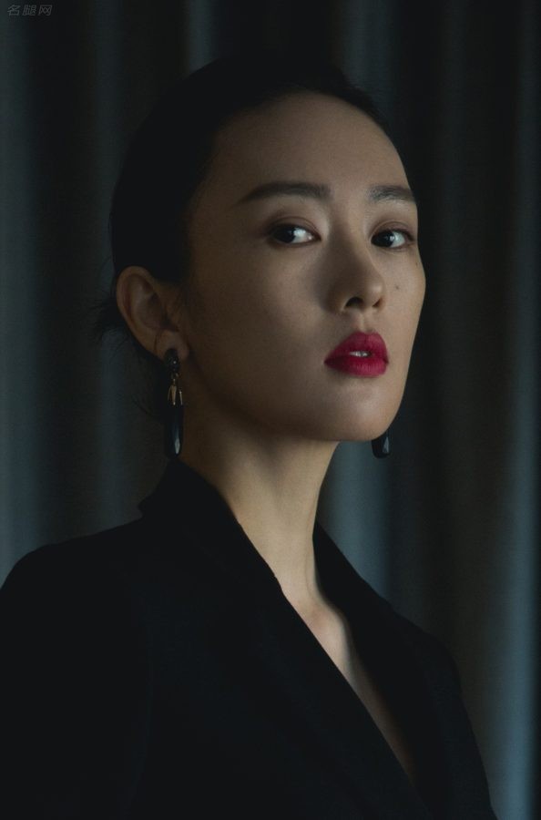 女演员童瑶穿西服套装踩凉高跟走红地毯(3/3)