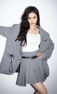 Angelababy乌黑波浪长发穿灰色套装翘腿看秀