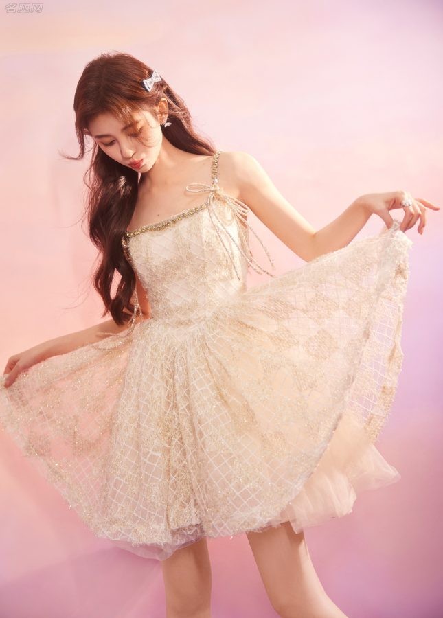 人间小仙女鞠婧祎白色连衣裙下纤细的玉腿(3/8)