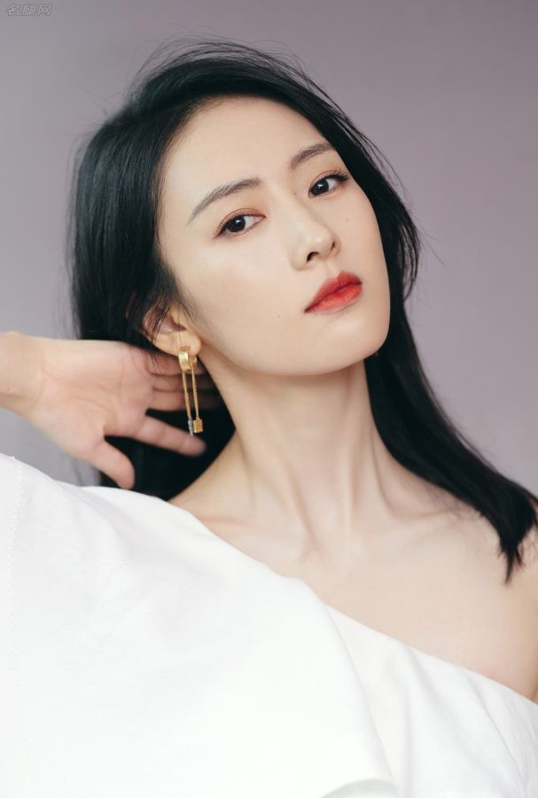 童瑶脚踩Giuseppe Zanotti银色👠凉鞋穿白裙人超美(2/5)