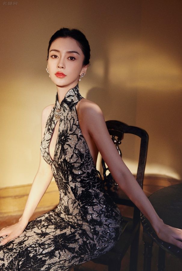 Angelababy出席上海时装周穿胸部开窗礼服秀沟(10/17)