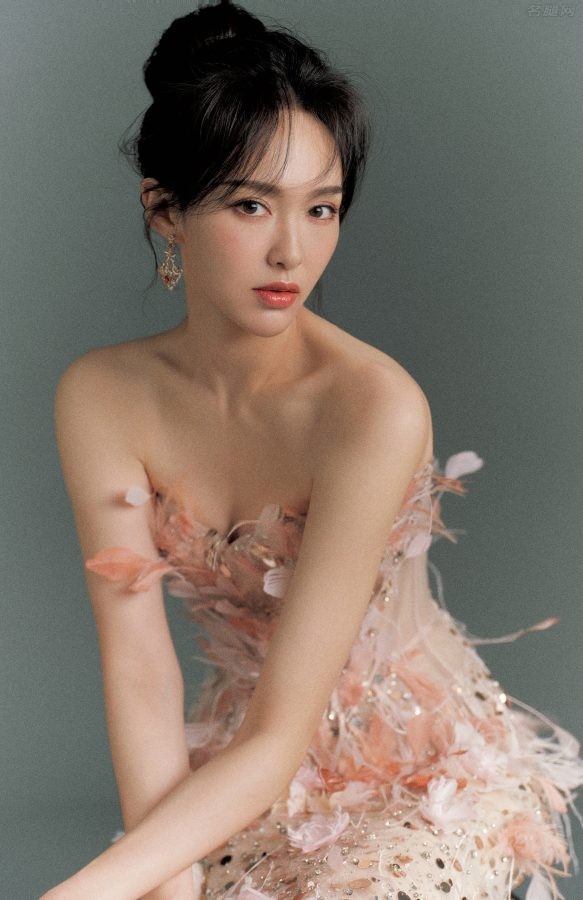 美女明星唐嫣香肩玉臂乳此迷人(4/6)