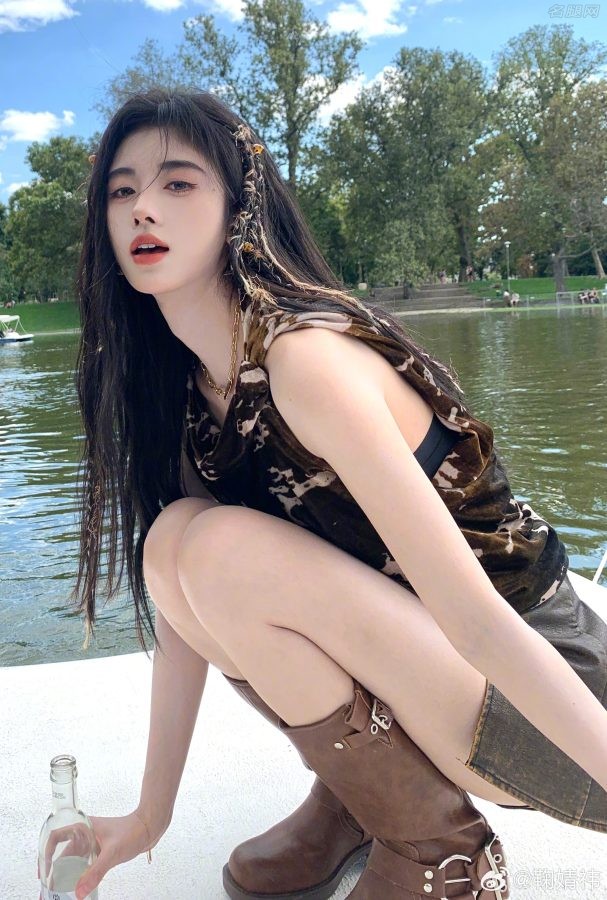 鞠婧祎光洁的大腿谁看了谁都迷糊(12/12)