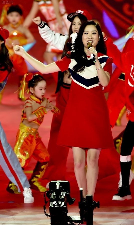 杨魏玲花踩高跟鞋演出现场霸气十足(5/7)