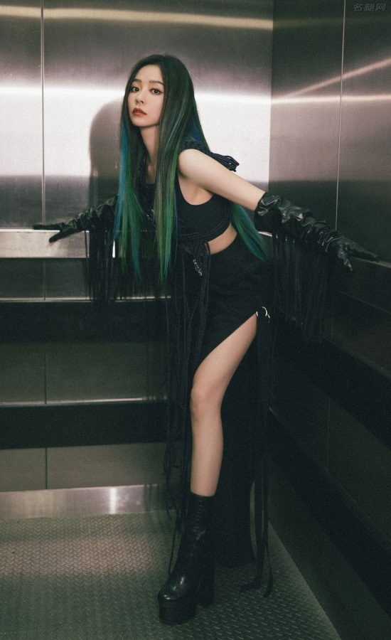 张靓颖染绿色长发穿开衩裙亮美腿现身江苏卫视跨年晚会(3/13)