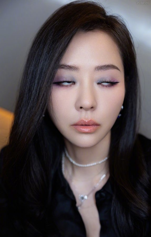 张靓颖翻白眼脸部高清美图(1/6)