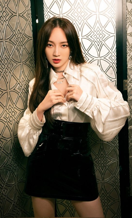 长直发美妞孟佳穿亮皮短裙美腿踩细跟白靴身姿迷人(2/6)