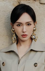 唐嫣穿着一套超飒套装展现非凡气质