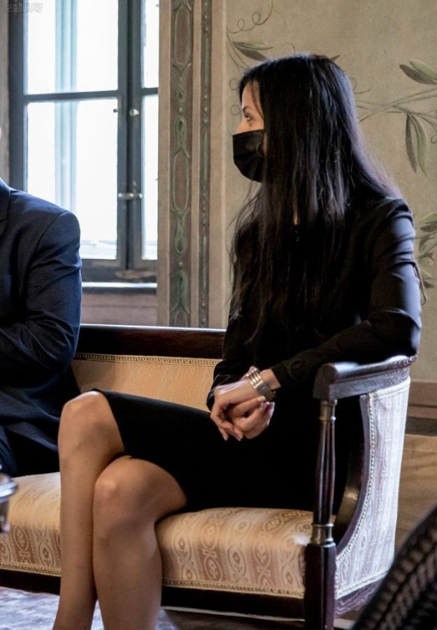 匈牙利能源部国务秘书康茨（Zsófia Koncz）戴口罩穿肉丝活动图(3/6)
