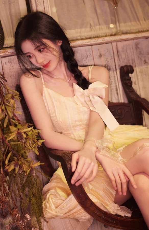 美少女鞠婧祎穿淡黄色连衣裙秀细美腿(4/7)