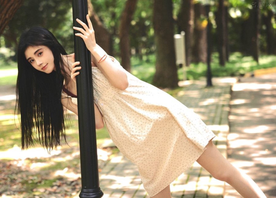 清纯烂漫鞠婧祎穿碎花短裙筷子腿光滑(4/5)