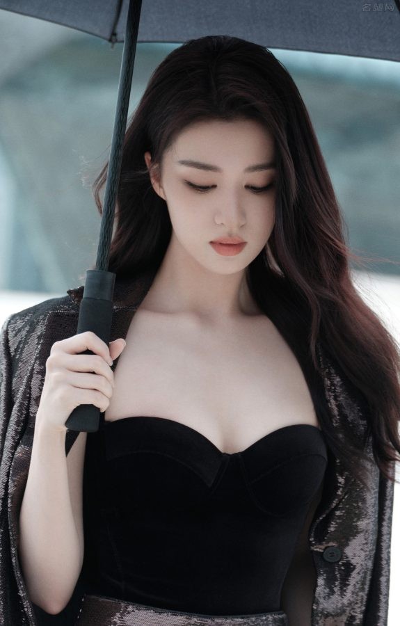 王楚然灰色西装外套搭配黑色吊带低胸尽显女性魅力(3/16)