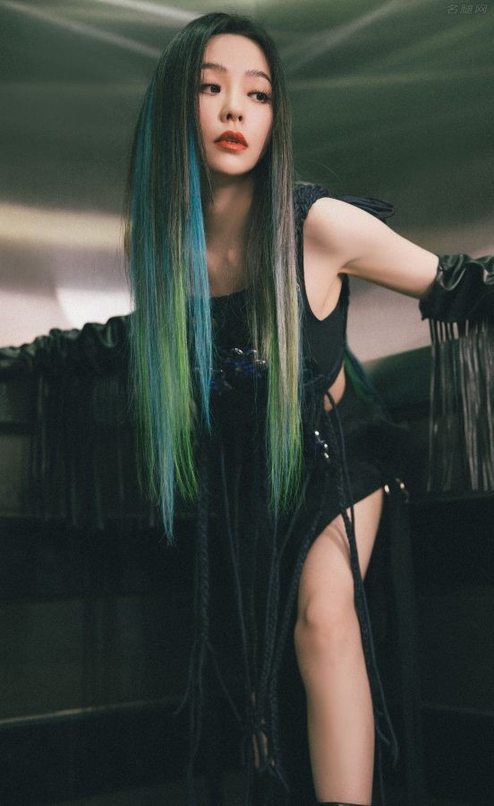 张靓颖染绿色长发穿开衩裙亮美腿现身江苏卫视跨年晚会(6/13)
